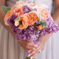 Оранжево-сиреневый весенний букет невесты из роз и сирени