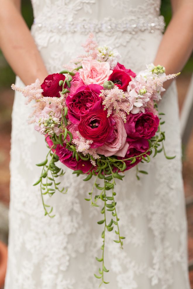 Букет невесты из малиновых и розовых роз, розовой астильбы и зелени  - фото 1258767 lemonade