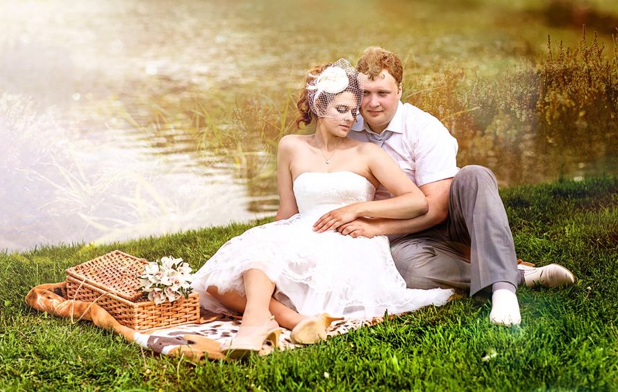 Жених и невеста сидят на бежевом пледе у водоема - фото 1299981 Photobalance - свадебная фото и видео съемка