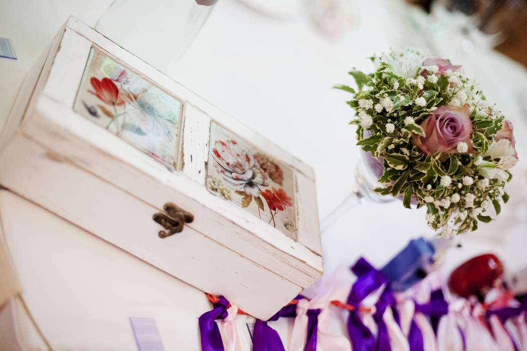 На столе лежит шкатулка, украшенная рисунками, сиреневые ленты и букет цветов - фото 3653333 Невеста01