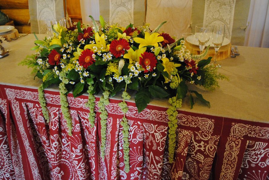 Цветочная композиция на столе молодых - фото 1076035 Агентство праздников "Этно Свадьба"