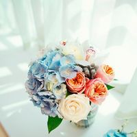 Букет невесты из голубых гортензий, белых орхидей, розовых и белых роз 