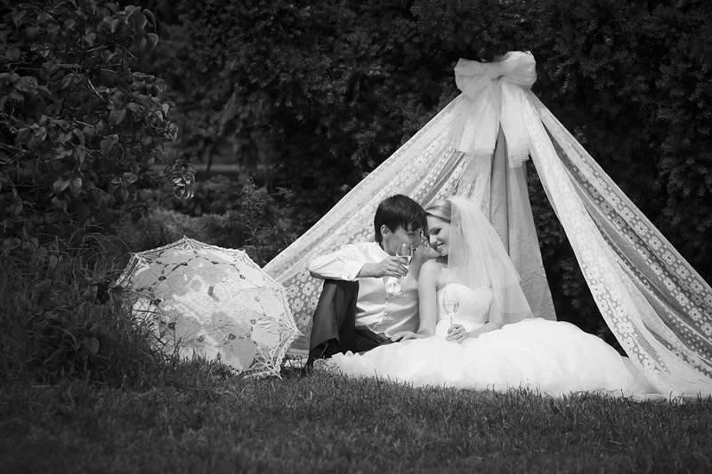 Оформление для фотосессии летней свадьбы с использованием белого балдахина и белого ажурного зонтика - фото 1496633 Фотограф Ведута Валерий