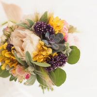 неподрожаемый пион, суккулентное растение - эхеверия, которая приобрела невероятную популярность среди невест за последнее время, соцветия лука, орхидеи, кустовая розочка и эвкалипт