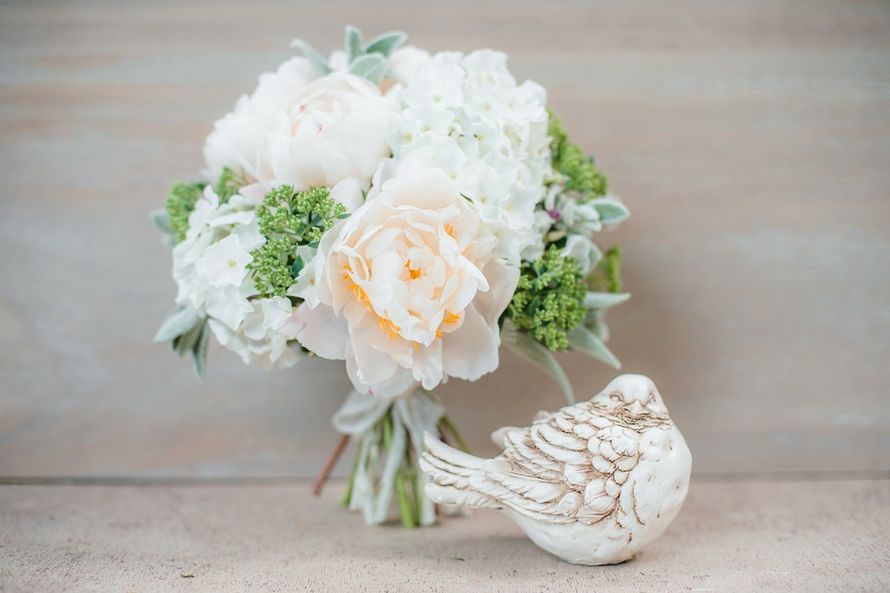 белый свадебный букет с пионами, букет невесты из пионов - фото 1312579 Мастерская флористики и декора Scenario