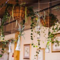 декоративные стеклянные бутылочки в декоре пространства, рустикальная свадьба, идеи для декора потолка