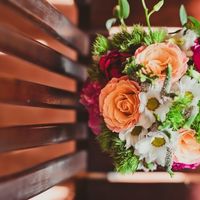 Букет невесты в розовых и зеленых тонах из роз и ромашек