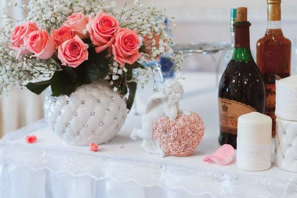 Букет из розовых роз и гипсофилы в круглой белой вазе. - фото 2784441 Декор-студия "Кружева"- украшение свадеб