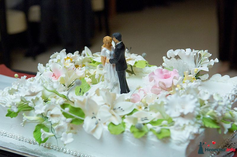 Белый свадебный тортик, украшенный сахарными цветами и фигурками молодых  - фото 167545 IV