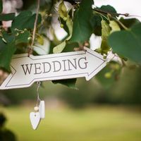 Табличка-стрелочка "Wedding" из состаренного дерева светлая 1 день аренды - 50 р.