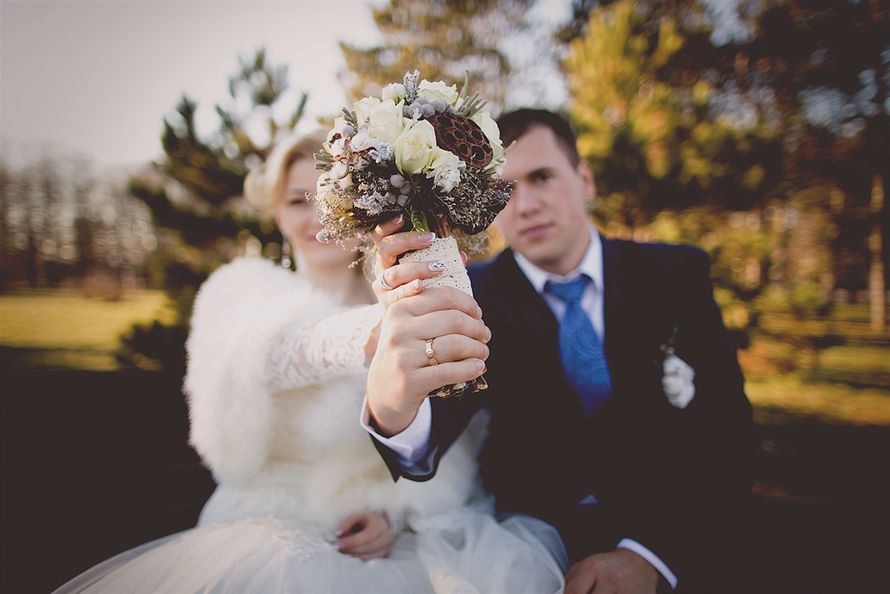 Букет невесты из белых роз, серой брунии и коричневых плодов лилии, декорированный белой кружевной лентой в руках у жениха в - фото 2254238 Невеста01