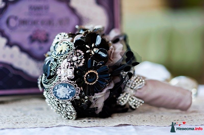 Букет невесты из брошей: черных, синих, серебряных и брошей со стразами в виде бантиков, цветов и брошей Камея  - фото 365723 наперегонки