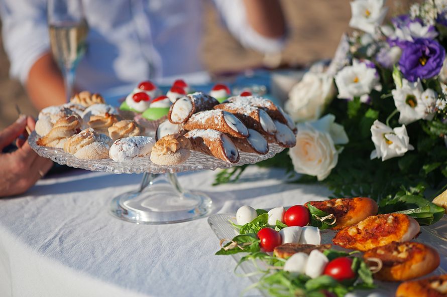 Пирожные эклеры, трубочки с кремом, украшенные сахарной пудрой, на стеклянной прозрачной подставке - фото 1762497 "Bombons di VS design" - свадебные аксессуары