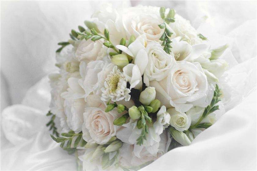 Круглый букет невесты из белых роз, хризантем и фрезий - фото 1316702 Снегопад