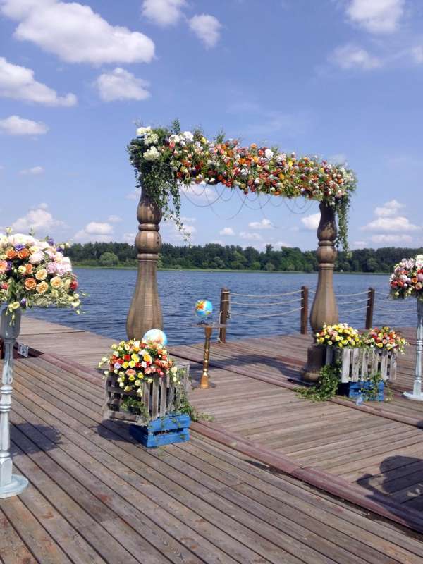 Квадратная арка с композицией из живых цветов, на фона ваз с цветами - фото 1154179 Флористическое агентство Flor de Romance
