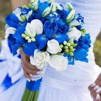 Бело-синий букет невесты из ирисов и роз