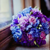 Круглый букет невесты из синих гортензий, сиреневых эустом и сиреневых гвоздик 