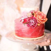 Торт красный бархат, украшен живыми цветами силами флористов