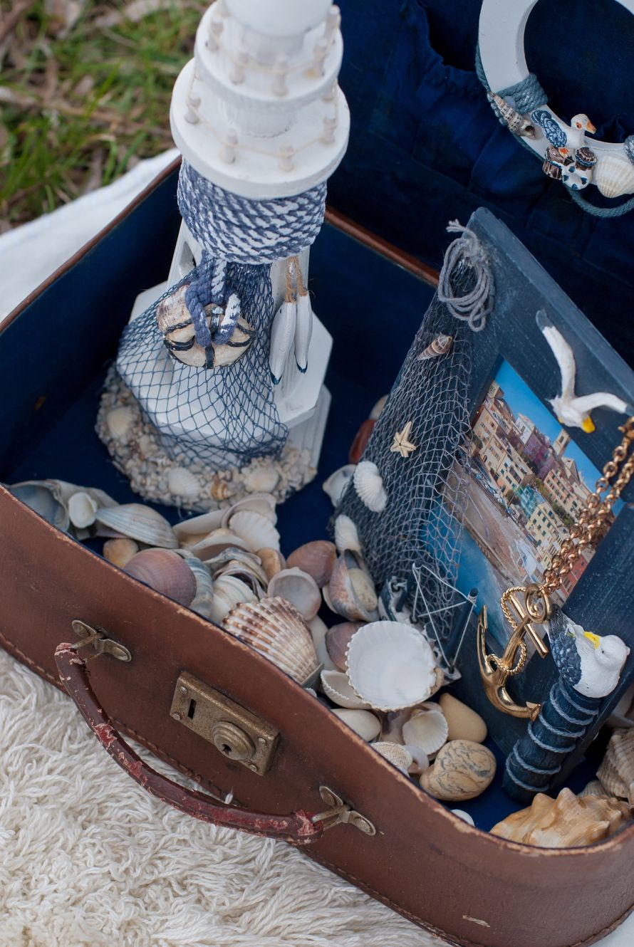 Коричневый чемодан, наполненный ракушками, фоторамкой, фигуркой-маяк, украшенной сеткой, декор для фотосессии морской свадьбы - фото 2201654 Невеста01