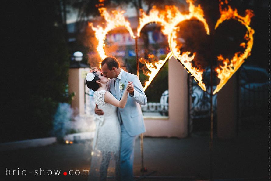 невесты зажигают. невесты зажигают клубничка. русская и узбек свадьба. свадебная фотосессия в студии эстетика. невесты зажгли.