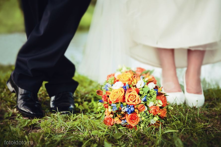 Невеста в белых туфлях, жених в черных., стоят на зеленой траве, между ними букет цветов. - фото 1226093 Рыжий фотограф Лана Зарецкая