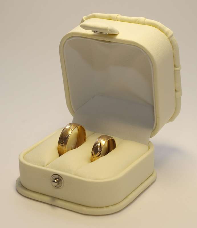 Обручальные кольца в классическом стиле, красивой коробочке для колец. - фото 1277627 MasterSvadba - свадебные аксессуары