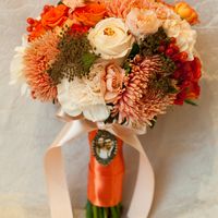 Букет невесты из роз, астр и гвоздик в оранжевых тонах 