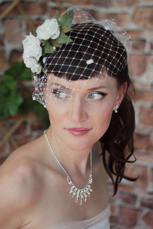 Свадебная вуалетка с веточкой из трех белых розочек с зелеными листиками, натуральный шелк - фото 1242997 "Paradise Flower" - эксклюзивные свадебные шляпки