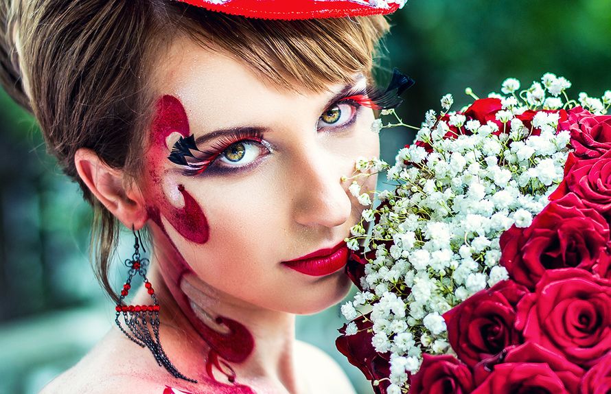 Тематический образ невесты выражен в макияже в стиле фейс арт в красном тоне, прическа из длинных собранных локонов украшенных - фото 1243897 Фотограф Аров Марат