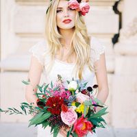 Стильный образ невесты с букетом из роз, пионов и астр для тематической свадьбы