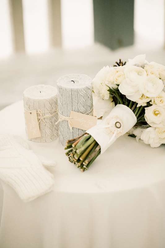 На белом столике стоят свечи в чехлах и букет цветов - фото 1280351 Fox (not Megan Fox)
