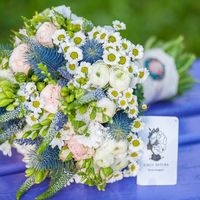 Летний букет невесты  из ромашек, роз и фрезий