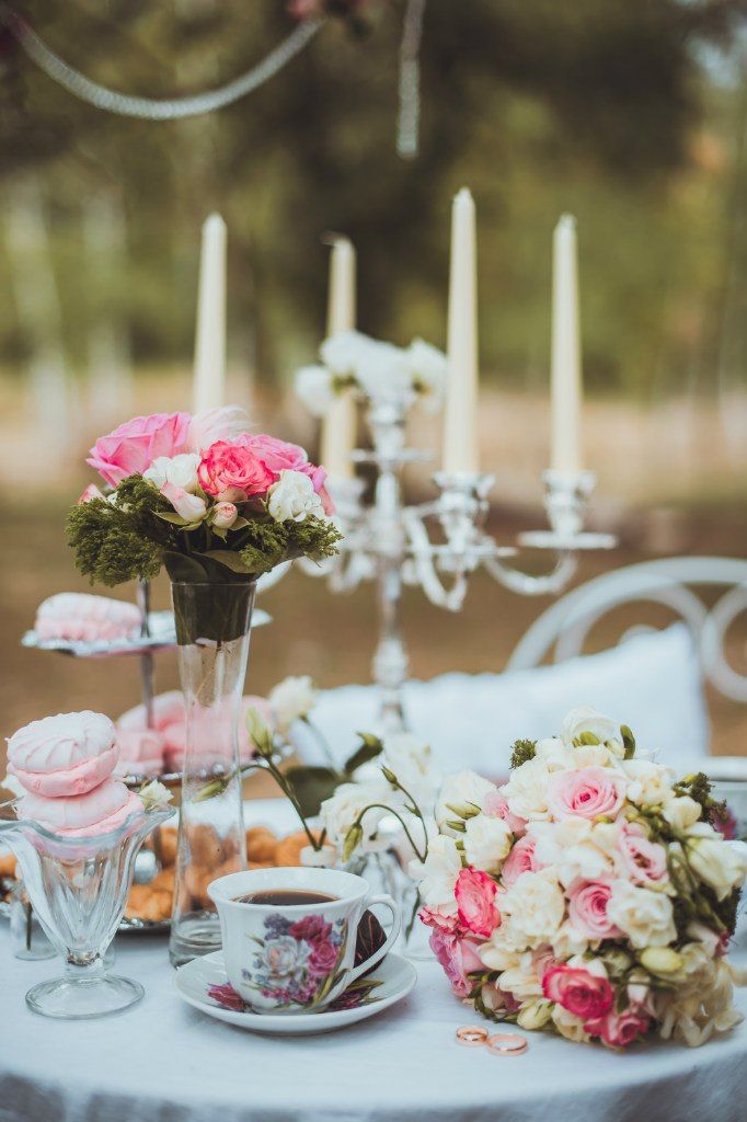 Оформление для фотосессии на свадьбе в европейском стиле с использованием серебристого подсвечника, стеклянных вазонов с цветами, - фото 1693069 Yuliae