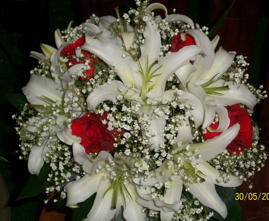 Букет невесты из лилии и красных роз - 1800 рублей - фото 2525167 Студия свадебной флористики Гаяне Арутюнян