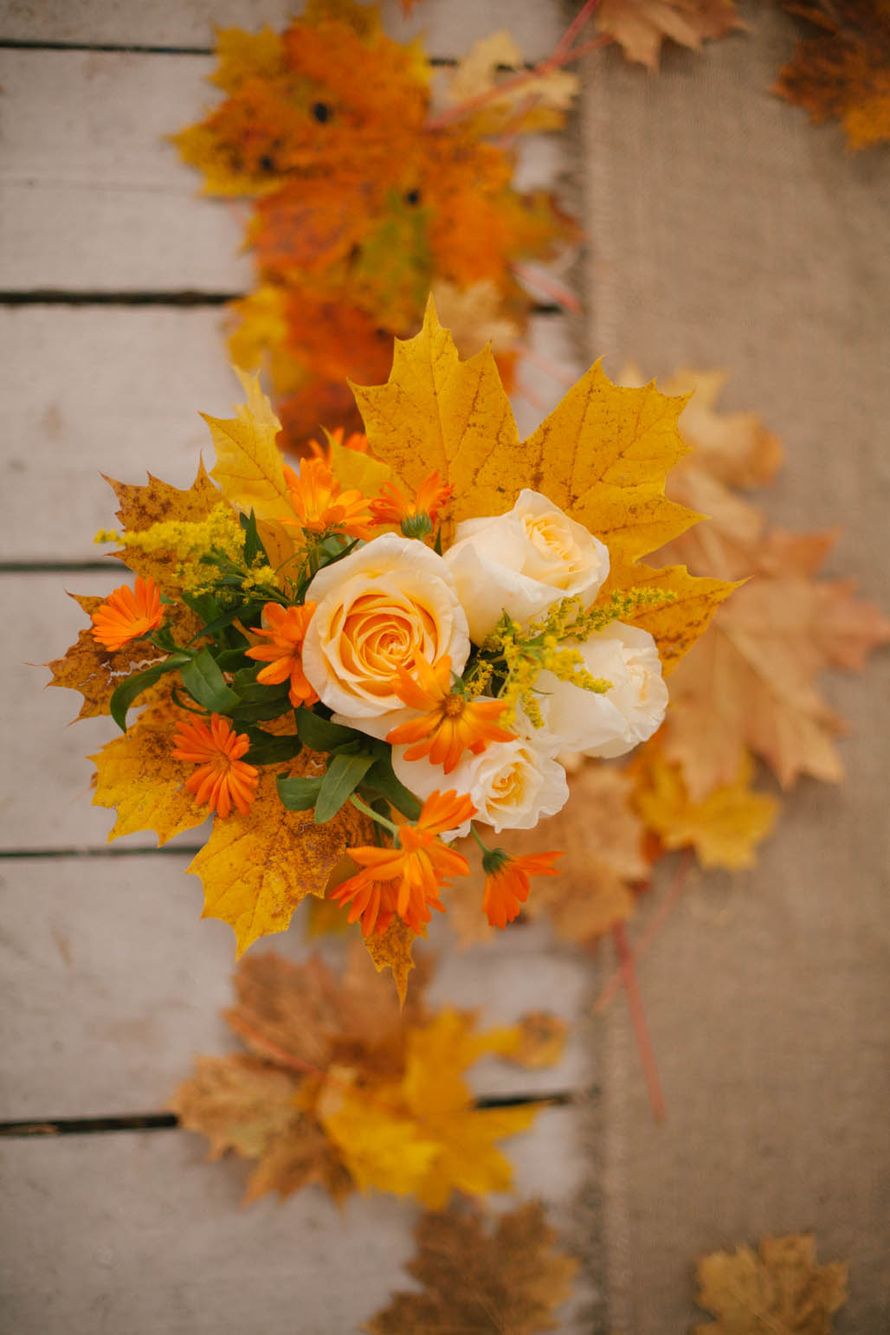 Красивый букет из кленовых листьев. Цветы с осенних листьев. Осенний букет. Цветы с осенних листьев. Осенний букет фото.