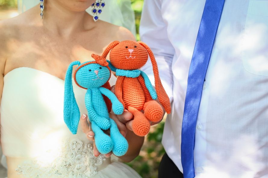 Оформление для фотосессии свадьбы с использованием игрушечных вязаных зайцев бирюзового и оранжевого цвета - фото 3652225 mc_manunya