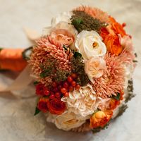 Букет невесты из астр, гвоздик и роз с рябиной в оранжевых тонах