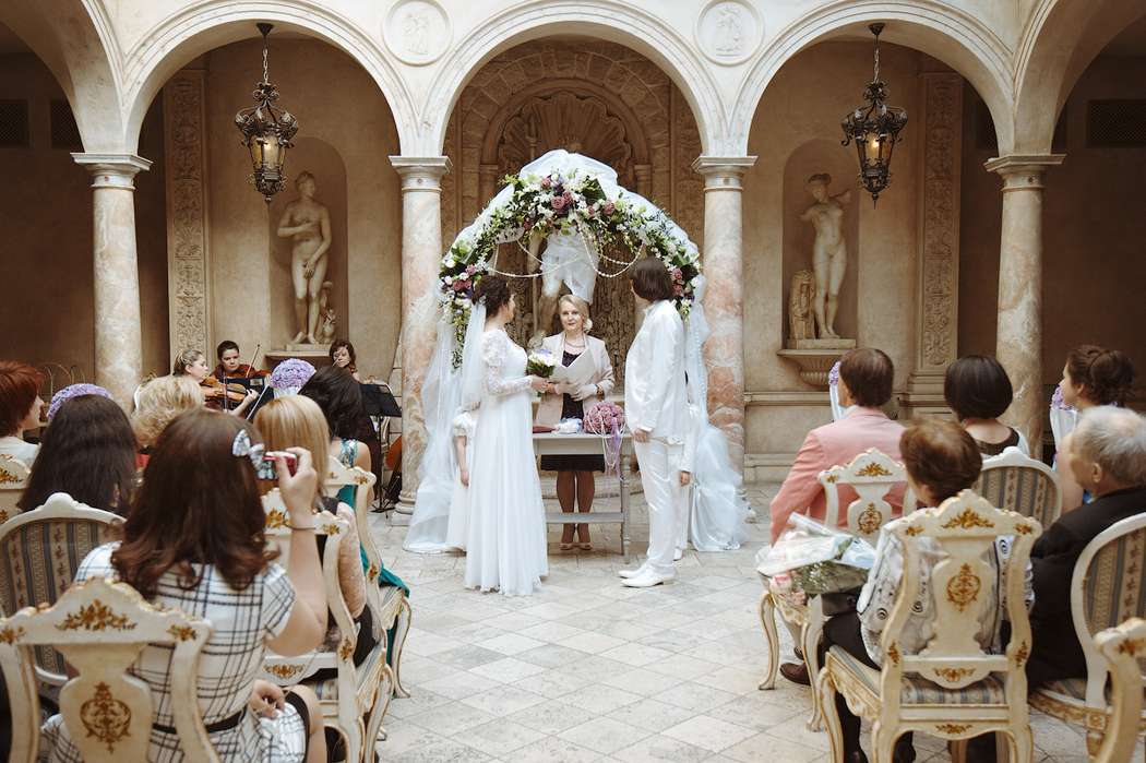 Стулья для гостей на выездной свадебной церемонии на фоне свадебной арки - фото 1326905 Алексей Смирнов фотограф