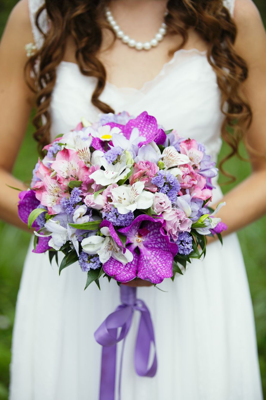 Букет невесты из сиреневых орхидей, лимониумов и роз, белых и розовых альстромерий, декорированный сиреневой атласной лентой  - фото 1326995 Алексей Смирнов фотограф