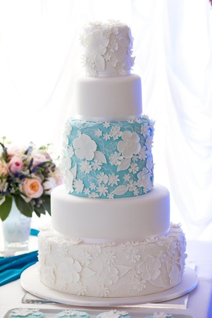 Многоярусный свадебный торт бело-голубого цвета, украшенный белым орнаментов из сахарной пасты - фото 1669463 Свадебное агентство Art Jam