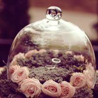 Подушечка для колец из мха и роз под цветочной крышкой на эльфийской свадьбе
