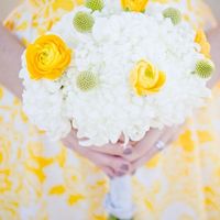 Букет невесты из желтых ранункулюсов, краспедий и белых астр