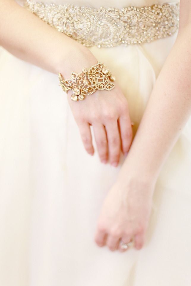 Позолоченный широкий ажурный браслет с бежевыми стразами  - фото 1533275 Alexandra765