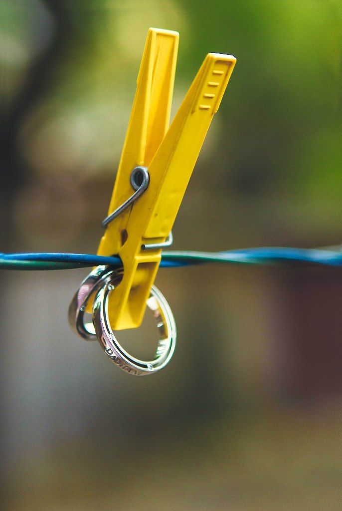 Обручальные кольца с гравировкой на фоне бельевой веревки, соединенные прищепкой. - фото 1533791 Alexandra765