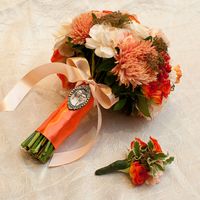 Букет невесты из астр и роз в оранжевых тонах