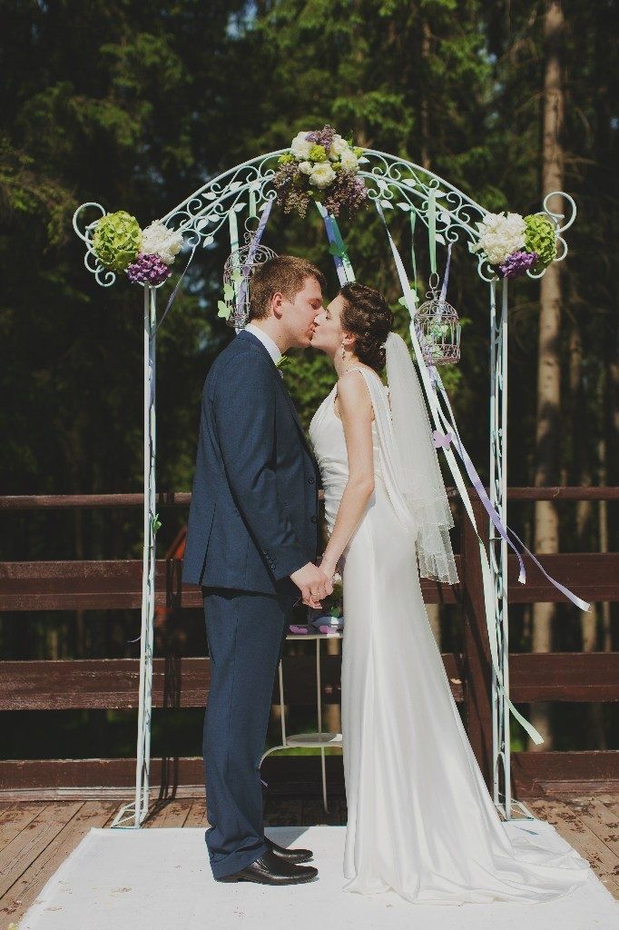 Подковообразная свадебная арка, украшенная бело- сиреневыми пионами и лентами - фото 1536375 Alexandra765