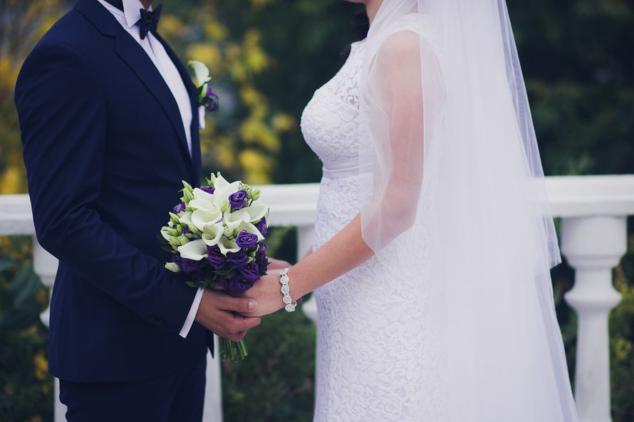 Букет невесты из белых калл и фиолетовых эустом  - фото 1337299 Creative Life Studio - фото и видеостудия
