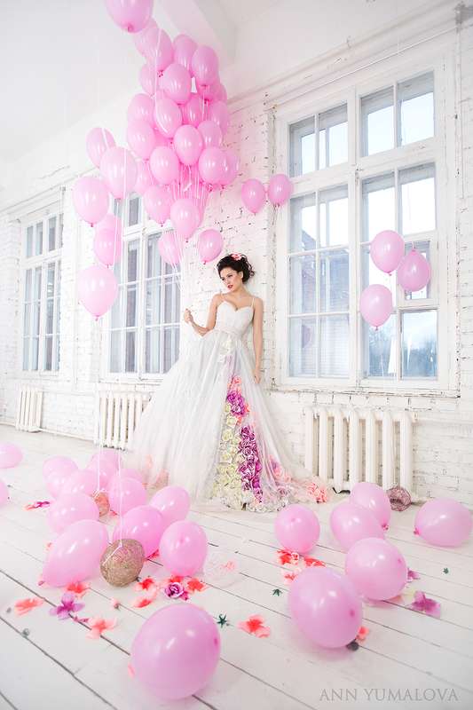 Оформление для фотосессии свадьбы с использованием декоративных цветов, облака из воздушных шаров розового цвета - фото 1427845 Фотограф Анна Юмалова