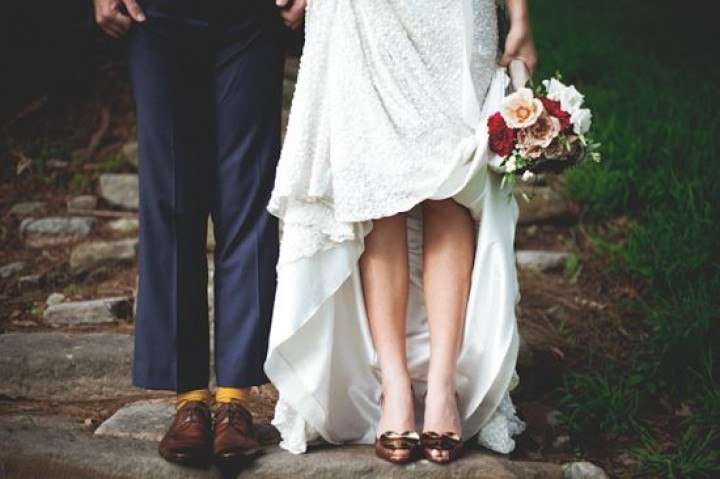 Коричневые туфли с желтыми носками жениха и коричневые закрытые босоножки невесты с бантиками - фото 1504179 Katerina_vdm
