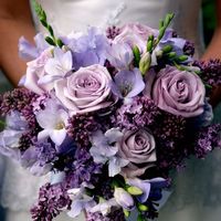 Сиреневый весенний букет невесты из сирени, роз и фрезий
